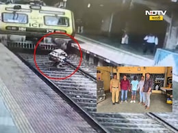CCTV Video: अंबरनाथमध्ये थरार! लोकल येत असताना ट्रॅकवर उडी घेणाऱ्या चेन स्नॅचरला GRP-RPF ने पाठलाग करत पकडले CCTV Video: अंबरनाथमध्ये थरार! लोकल येत असताना ट्रॅकवर उडी घेणाऱ्या चेन स्नॅचरला GRP-RPF ने पाठलाग करत पकडले