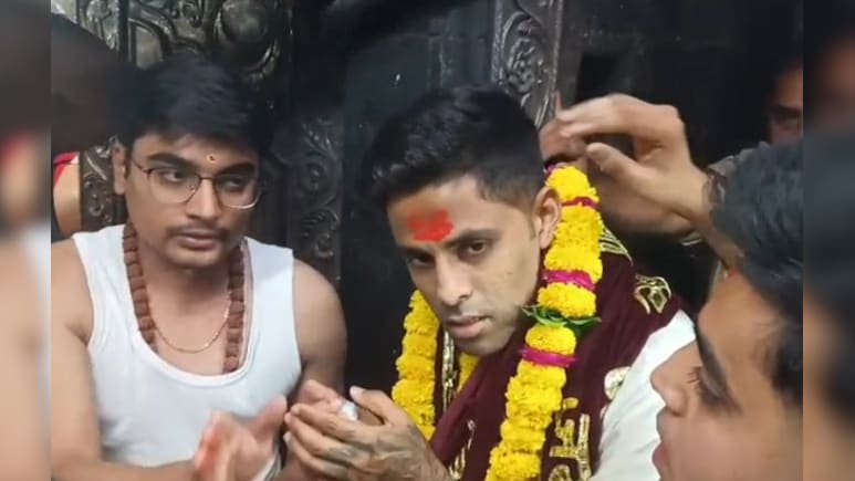 बाबा महाकाल की शरण में 'क्रिकेट का SKY'; सूर्यकुमार यादव पत्नी के साथ आरती में हुए शामिल