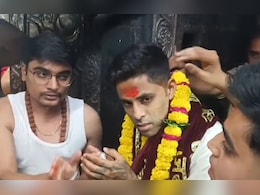 बाबा महाकाल की शरण में 'क्रिकेट का SKY'; सूर्यकुमार यादव पत्नी के साथ आरती में हुए शामिल बाबा महाकाल की शरण में 'क्रिकेट का SKY'; सूर्यकुमार यादव पत्नी के साथ आरती में हुए शामिल