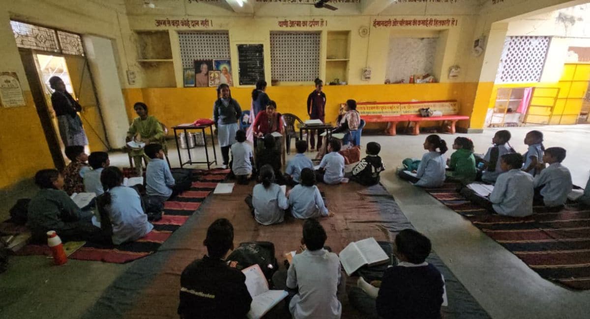 कक्षा एक से 8वीं तक के बच्चों को एक ही साथ बैठाकर पढ़ाया जा रहा है. कक्षा एक से 8वीं तक के बच्चों को एक ही साथ बैठाकर पढ़ाया जा रहा है.