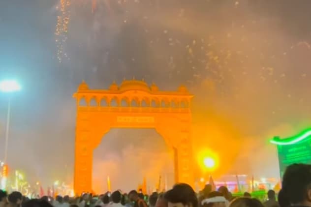 मंदिर में जमकर होती है आतिशबाजी मंदिर में जमकर होती है आतिशबाजी