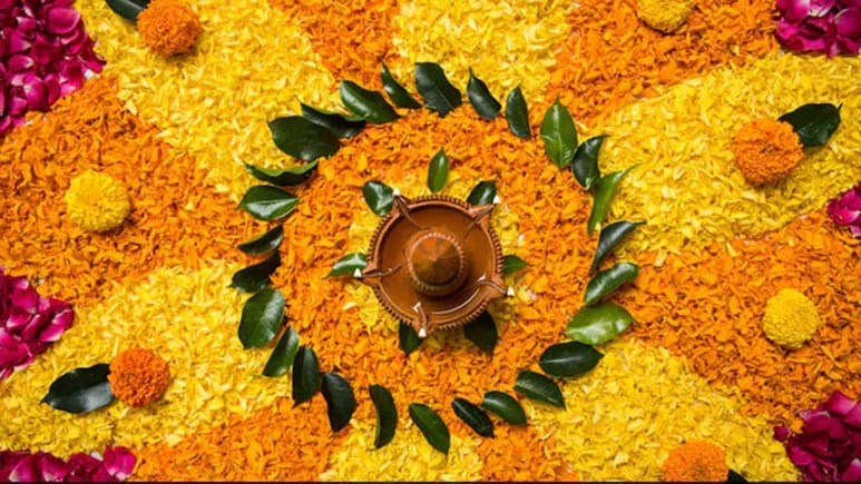 Dhanteras Rangoli Designs: धनतेरस पर कौन सी रंगोली बनाएं? यहां देखें 7 बेहतरीन और खूबसूरत डिजाइन Dhanteras Rangoli Designs: धनतेरस पर कौन सी रंगोली बनाएं? यहां देखें 7 बेहतरीन और खूबसूरत डिजाइन