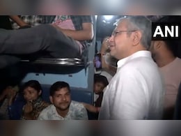 जब ठसाठस भरी ट्रेन में यात्रियों से बात करने पहुंचे रेल मंत्री, दिल्ली स्टेशन पर कंट्रोल रूम का भी लिया जायजा जब ठसाठस भरी ट्रेन में यात्रियों से बात करने पहुंचे रेल मंत्री, दिल्ली स्टेशन पर कंट्रोल रूम का भी लिया जायजा
