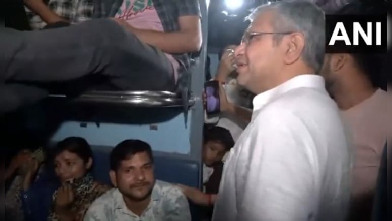 जब ठसाठस भरी ट्रेन में यात्रियों से बात करने पहुंचे रेल मंत्री, दिल्ली स्टेशन पर कंट्रोल रूम का भी लिया जायजा जब ठसाठस भरी ट्रेन में यात्रियों से बात करने पहुंचे रेल मंत्री, दिल्ली स्टेशन पर कंट्रोल रूम का भी लिया जायजा