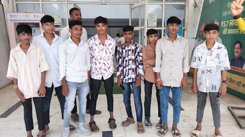 सरकारी स्कूल में 12 छात्रों ने खुद को ही ब्लेड मारकर किया लहूलुहान ! महिला प्राचार्य पर प्रताड़ित करने का आरोप