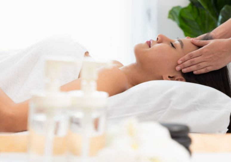 जानें आखिर क्यों हर कोई ले रहा है ये Korean Head Spa सेशन, बालों को जड़ बदल देता है ये कोरियन ट्रीटमेंट