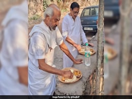 Rajinikanth Enjoys Food From <i>'Pattal'</i> On Roadside During Trip To Rishikesh Rajinikanth Enjoys Food From <i>'Pattal'</i> On Roadside During Trip To Rishikesh