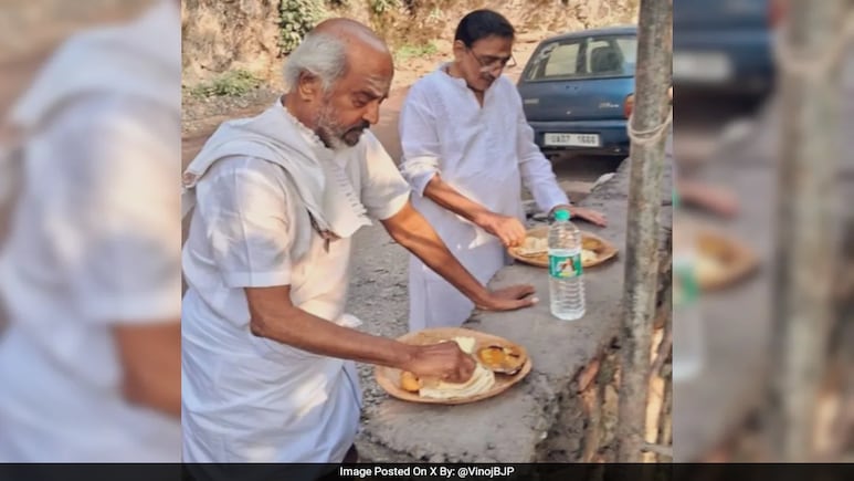 Rajinikanth Enjoys Food From <i>'Pattal'</i> On Roadside During Trip To Rishikesh Rajinikanth Enjoys Food From <i>'Pattal'</i> On Roadside During Trip To Rishikesh
