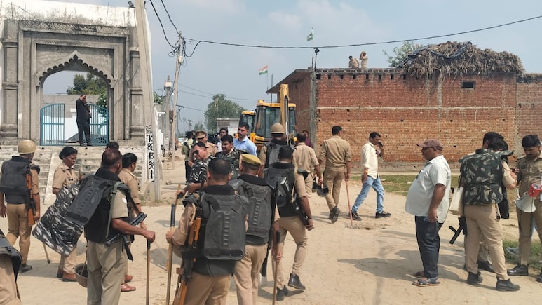 संभल में एक दिन बाद फिर क्यों चला मस्जिद पर हथोड़ा, जानिए अपडेट