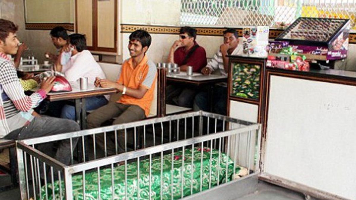 लाशों के बीच बैठकर खाना खाते हैं लोग, जमकर कमाई करता है ये भूतिया रेस्टोरेंट