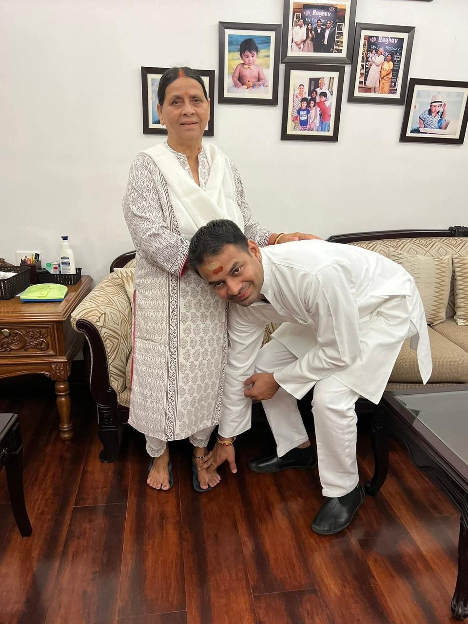 तेज प्रताप यादव ने राबड़ी देवी को किया प्रणाम. तेज प्रताप यादव ने राबड़ी देवी को किया प्रणाम.