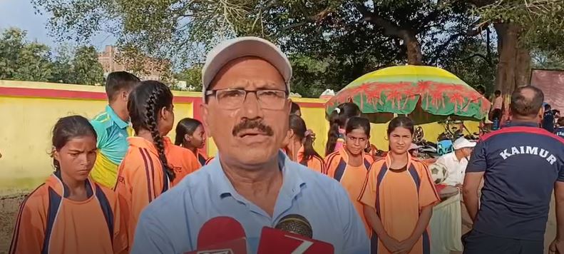 बिहार में आचार संहिता लगी है, फिर भी लगाई नीतीश की फोटो, अब दर्ज हुई FIR
