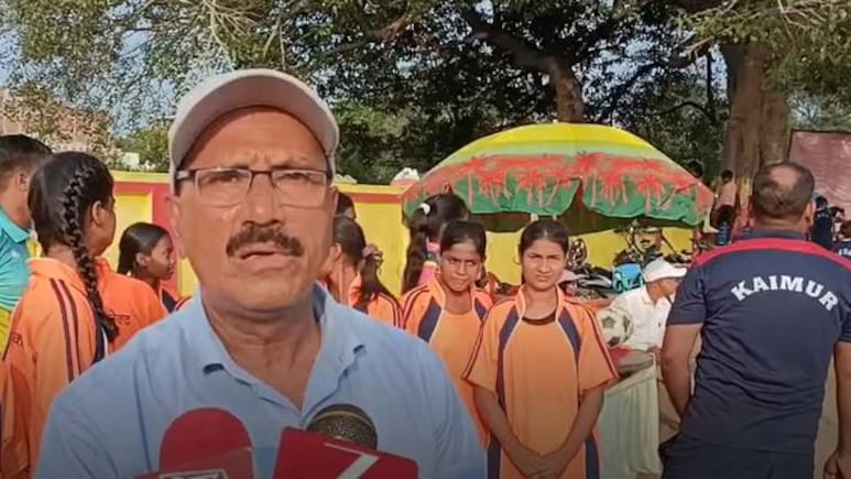 बिहार में आचार संहिता लगी है, फिर भी लगाई नीतीश की फोटो, अब दर्ज हुई FIR