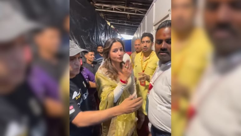 दुर्गा पंडाल में फोटो के लिए फैन ने खींचा आलिया भट्ट का हाथ, एक्ट्रेस ने यूं संभाली सिचुएशन, फैंस कर रहे तारीफ दुर्गा पंडाल में फोटो के लिए फैन ने खींचा आलिया भट्ट का हाथ, एक्ट्रेस ने यूं संभाली सिचुएशन, फैंस कर रहे तारीफ