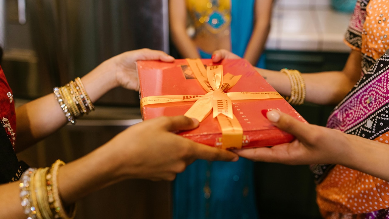 Light up hearts with budget-friendly Diwali gift ideas under ₹500