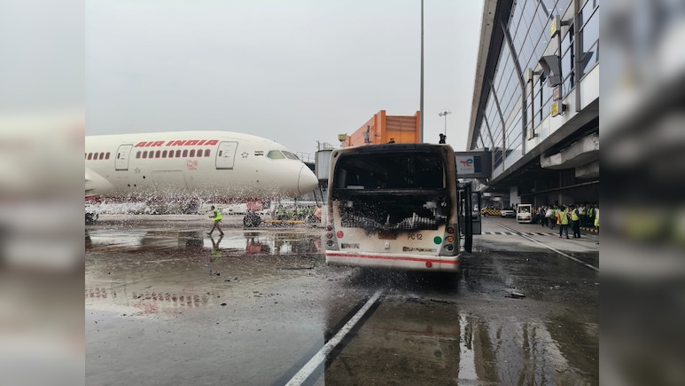 दिल्ली एयरपोर्ट पर क्यों जलकर खाक हो गई बस, यहां जानें हर एक बात दिल्ली एयरपोर्ट पर क्यों जलकर खाक हो गई बस, यहां जानें हर एक बात