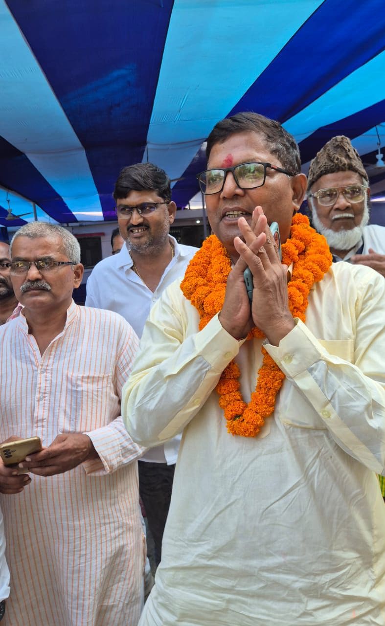 जदयू से सीटिंग विधायक रामविलास कामत ने पर्चा दाखिल कर दिया है. जदयू से सीटिंग विधायक रामविलास कामत ने पर्चा दाखिल कर दिया है.