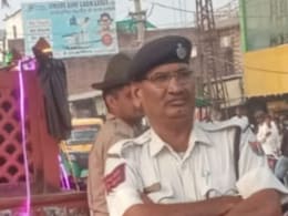 Karauli News: ड्यूटी करते हुए अचानक जमीन पर धड़ाम से गिरा ट्रैफिक हेड कांस्टेबल, साइलेंट अटैक ने ले ली जान Karauli News: ड्यूटी करते हुए अचानक जमीन पर धड़ाम से गिरा ट्रैफिक हेड कांस्टेबल, साइलेंट अटैक ने ले ली जान