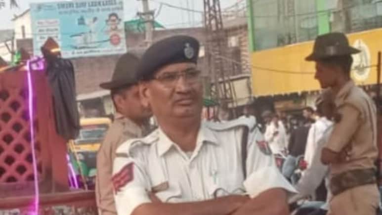 Karauli News: ड्यूटी करते हुए अचानक जमीन पर धड़ाम से गिरा ट्रैफिक हेड कांस्टेबल, साइलेंट अटैक ने ले ली जान Karauli News: ड्यूटी करते हुए अचानक जमीन पर धड़ाम से गिरा ट्रैफिक हेड कांस्टेबल, साइलेंट अटैक ने ले ली जान