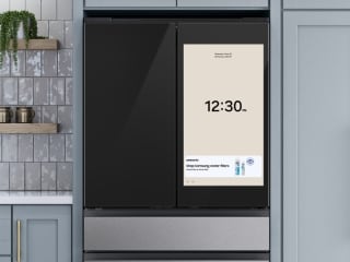 महंगा स्मार्ट फ्रिज खरीदने के बाद मिला Samsung का सरप्राइज, स्क्रीन पर दिखने लगे Ads!