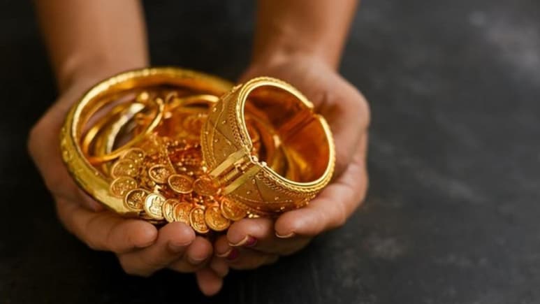 Gold Gift on Diwali 2025: दिवाली पर मिला है सोने का तोहफा? जान लें इनकम टैक्स के नियम, वरना पड़ जाएंगे मुश्किल में Gold Gift on Diwali 2025: दिवाली पर मिला है सोने का तोहफा? जान लें इनकम टैक्स के नियम, वरना पड़ जाएंगे मुश्किल में