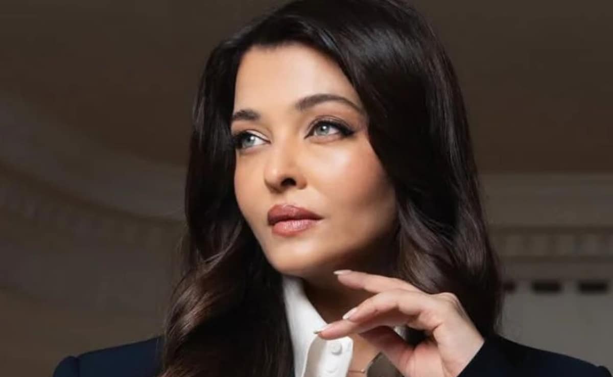 Aishwarya Redefines Power Dressing In A Navy Blue Manish Malhotra Pantsuit