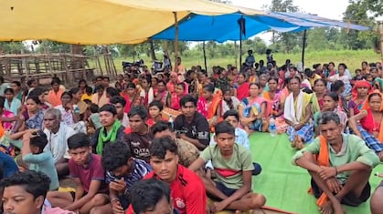 नक्सल प्रभावित इलाके में CRPF कैंप का तेज हुआ विरोध, ग्रामीण बोले- जान दे देंगे पर जमीन नहीं देंगे
