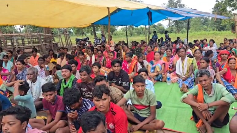 नक्सल प्रभावित इलाके में CRPF कैंप का तेज हुआ विरोध, ग्रामीण बोले- जान दे देंगे पर जमीन नहीं देंगे  नक्सल प्रभावित इलाके में CRPF कैंप का तेज हुआ विरोध, ग्रामीण बोले- जान दे देंगे पर जमीन नहीं देंगे