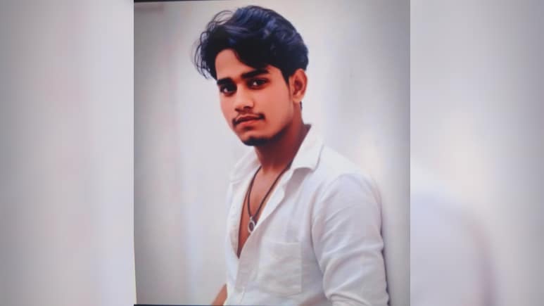 अलवर में दीपावली के पटाखे ने ली 19 वर्षीय युवक की जान, परिजनों का रो-रोकर बुरा हाल अलवर में दीपावली के पटाखे ने ली 19 वर्षीय युवक की जान, परिजनों का रो-रोकर बुरा हाल