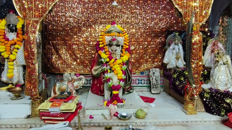 Gajalakshmi Temple: दीपावली पर नोटों से सजेगा गजलक्ष्मी का दरबार, 2100 लीटर दूध से होगा अभिषेक Gajalakshmi Temple: दीपावली पर नोटों से सजेगा गजलक्ष्मी का दरबार, 2100 लीटर दूध से होगा अभिषेक