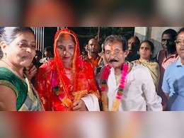 70 का दूल्हा, 30 की दुल्हन... मोहल्ले के बीच रचाई अनोखी शादी, ये है इनकी प्रेम कहानी  70 का दूल्हा, 30 की दुल्हन... मोहल्ले के बीच रचाई अनोखी शादी, ये है इनकी प्रेम कहानी