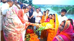 छठ पूजा में पत्नी संग शामिल हुए विष्णु देव साय, दुलदुला घाट पर CM ने भगवान सूर्य को दिया अर्घ्य