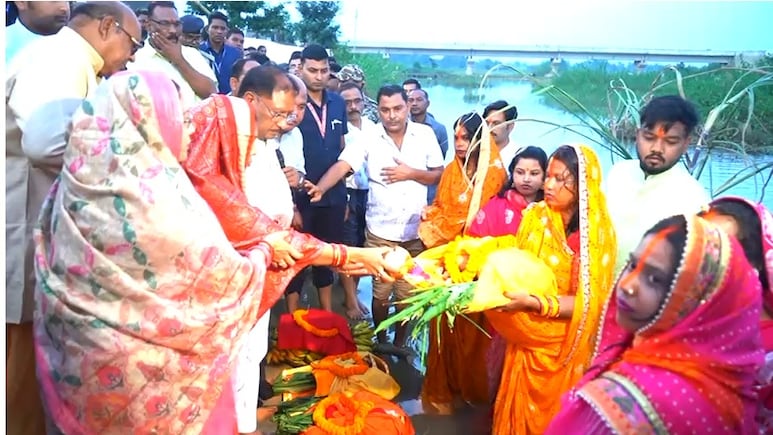 छठ पूजा में पत्नी संग शामिल हुए विष्णु देव साय, दुलदुला घाट पर CM ने भगवान सूर्य को दिया अर्घ्य छठ पूजा में पत्नी संग शामिल हुए विष्णु देव साय, दुलदुला घाट पर CM ने भगवान सूर्य को दिया अर्घ्य