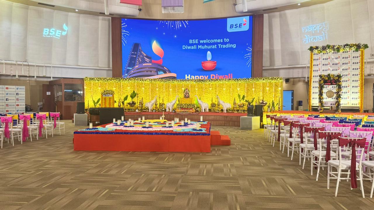 आज शेयर बाजार में होगी मुहूर्त ट्रेडिंग: BSE-NSE फूलों से सजकर तैयार, जानिए कब और कैसे करें निवेश का श्रीगणेश