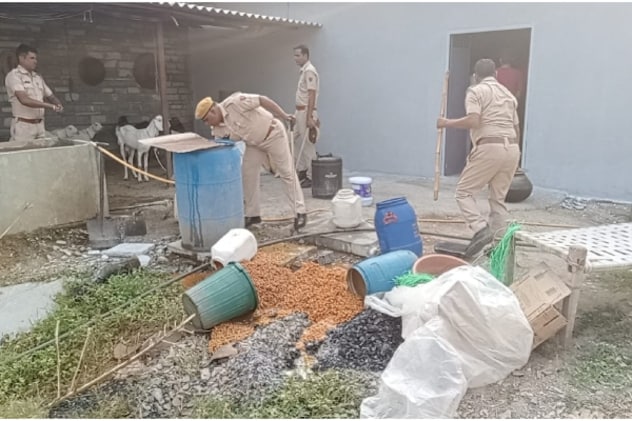 जिला आबकारी अधिकारी गजेंद्र सिंह ने बताया कि ये शराब आसपास के क्षेत्रों में सप्लाई की जाती थी. जिला आबकारी अधिकारी गजेंद्र सिंह ने बताया कि ये शराब आसपास के क्षेत्रों में सप्लाई की जाती थी.