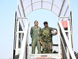 झूठ बेनकाब: जरा ध्यान से देखो पाकिस्तान! राष्ट्रपति मुर्मू संग शान से खड़ी है राफेल पायलट बेटी शिवांगी सिंह झूठ बेनकाब: जरा ध्यान से देखो पाकिस्तान! राष्ट्रपति मुर्मू संग शान से खड़ी है राफेल पायलट बेटी शिवांगी सिंह