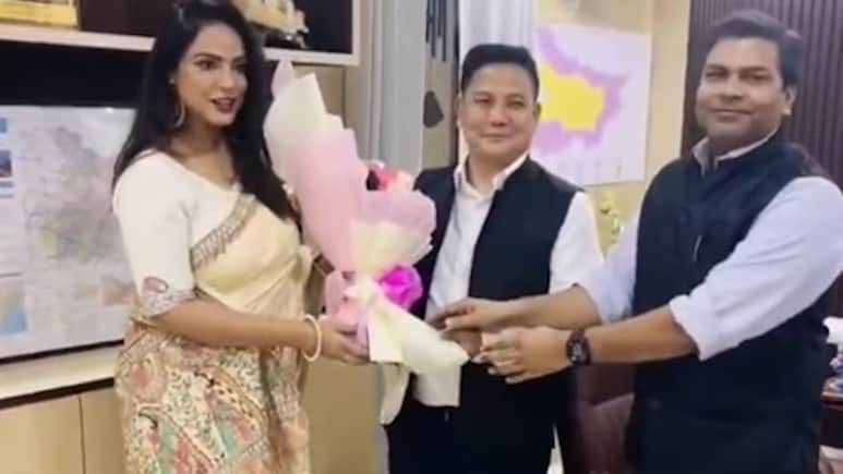 बिहार चुनाव: स्वीप आइकॉन नीतू चंद्रा ने मुख्य निर्वाचन पदाधिकारी से की मुलाकात, शुरू किया जागरूकता अभियान बिहार चुनाव: स्वीप आइकॉन नीतू चंद्रा ने मुख्य निर्वाचन पदाधिकारी से की मुलाकात, शुरू किया जागरूकता अभियान