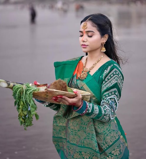 मनीषा रानी ने की छठ पूजा और दिया सूर्य को अर्घ्य, नई नवेली दुल्हन की तरह सजी एक्ट्रेस को देख फिदा हुए फैन्स