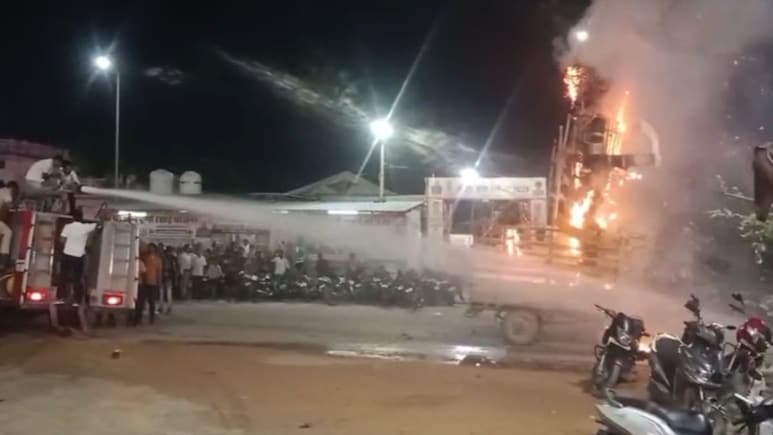 ट्रैक्टर पर ही जल उठा रावण का पुतला... सड़क पर होने लगी आतिशबाजी, आग की चपेट में आने से हादसा