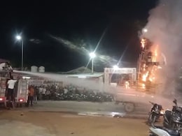 ट्रैक्टर पर ही जल उठा रावण का पुतला... सड़क पर होने लगी आतिशबाजी, आग की चपेट में आने से हादसा ट्रैक्टर पर ही जल उठा रावण का पुतला... सड़क पर होने लगी आतिशबाजी, आग की चपेट में आने से हादसा