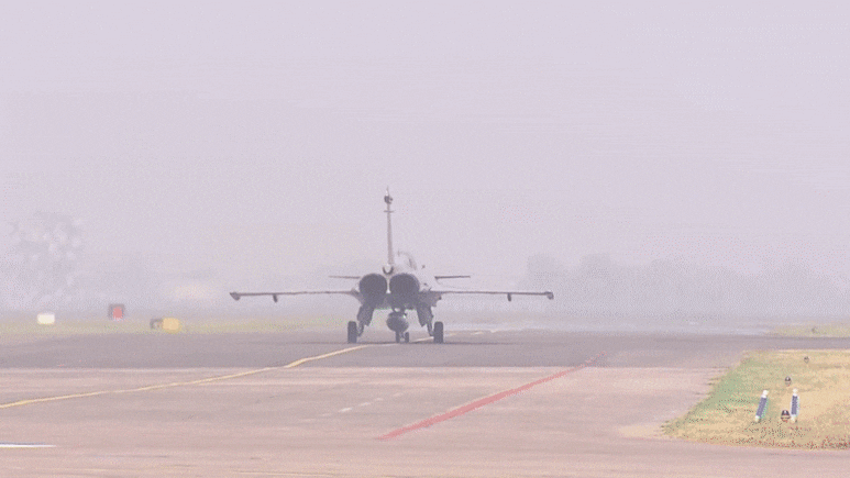 सुप्रीम कमांडर की 'सुप्रीम' उड़ान : राफेल विमान में महामहिम द्रौपदी मुर्मू, देखें तस्वीरें सुप्रीम कमांडर की 'सुप्रीम' उड़ान : राफेल विमान में महामहिम द्रौपदी मुर्मू, देखें तस्वीरें