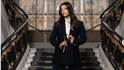 लेटेस्ट तस्वीरों में बेहद स्लिम-ट्रिम नजर आईं ऐश्वर्या राय, व्हाइट शर्ट, ब्लैक ब्लेजर में एक्ट्रेस का ग्लैमरस अंदाज देख फैंस बोले-बॉस लेडी