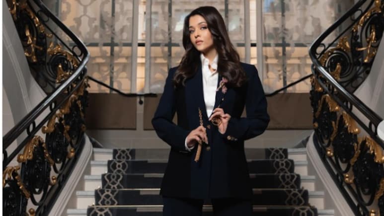 लेटेस्ट तस्वीरों में बेहद स्लिम-ट्रिम नजर आईं ऐश्वर्या राय, व्हाइट शर्ट, ब्लैक ब्लेजर में एक्ट्रेस का ग्लैमरस अंदाज देख फैंस बोले-बॉस लेडी लेटेस्ट तस्वीरों में बेहद स्लिम-ट्रिम नजर आईं ऐश्वर्या राय, व्हाइट शर्ट, ब्लैक ब्लेजर में एक्ट्रेस का ग्लैमरस अंदाज देख फैंस बोले-बॉस लेडी