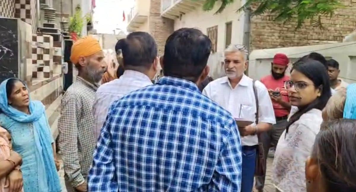 भरतपुर की एसडीएम परिवार वालों को ढांढस बंधवाया. भरतपुर की एसडीएम परिवार वालों को ढांढस बंधवाया.