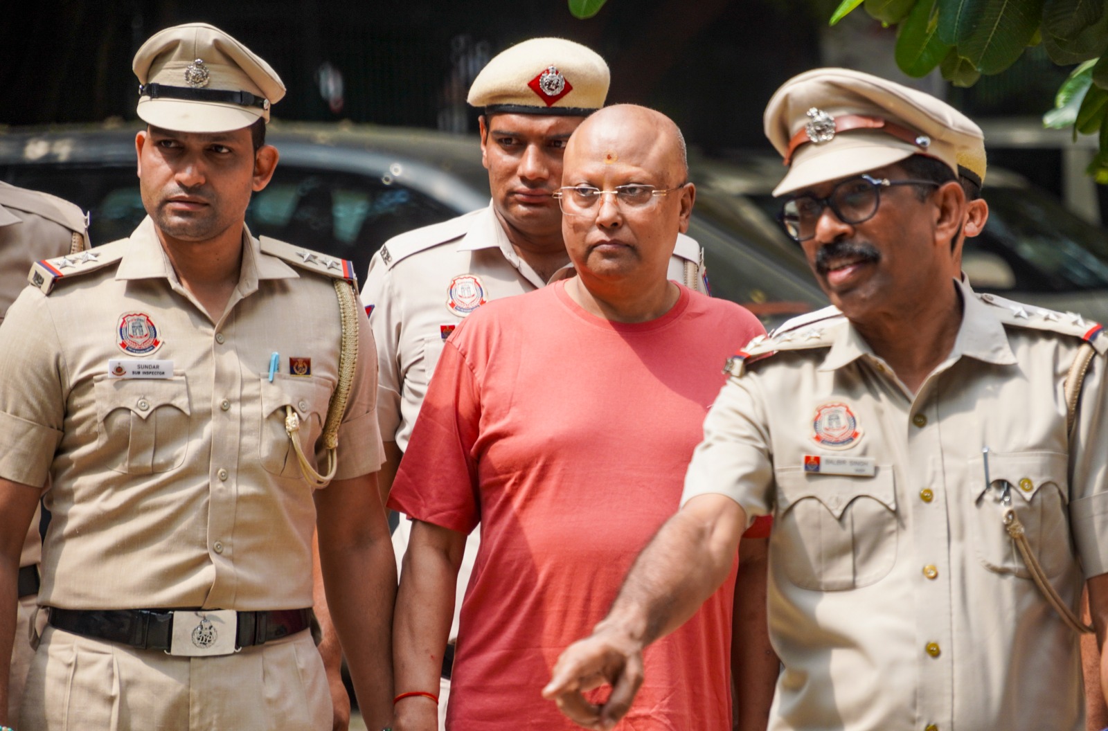 3 सगी बहनों से अश्लील चैट, 60 से 80 हजार की सैलरी...लेडी ब्रिगेड ने खोला बाबा के काले कारनामों का पिटारा
