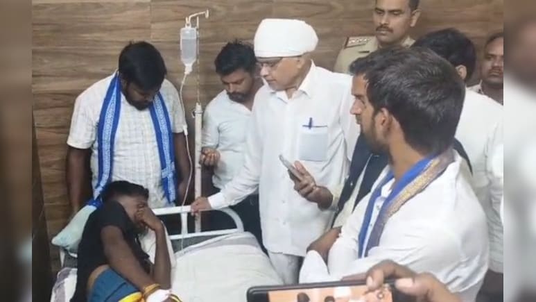 दलित पेशाब कांड पर सियासत गर्म; कांग्रेस विधायक बरैया पहुंचे अस्पताल, बोले- ये हत्या की साजिश थी दलित पेशाब कांड पर सियासत गर्म; कांग्रेस विधायक बरैया पहुंचे अस्पताल, बोले- ये हत्या की साजिश थी