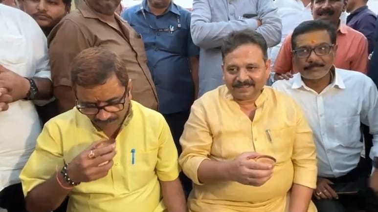 वाराणसी में भाजपा के दो दिग्गज नेताओं की 'मैत्री चाय', वायरल वीडियो पर दी सफाई वाराणसी में भाजपा के दो दिग्गज नेताओं की 'मैत्री चाय', वायरल वीडियो पर दी सफाई