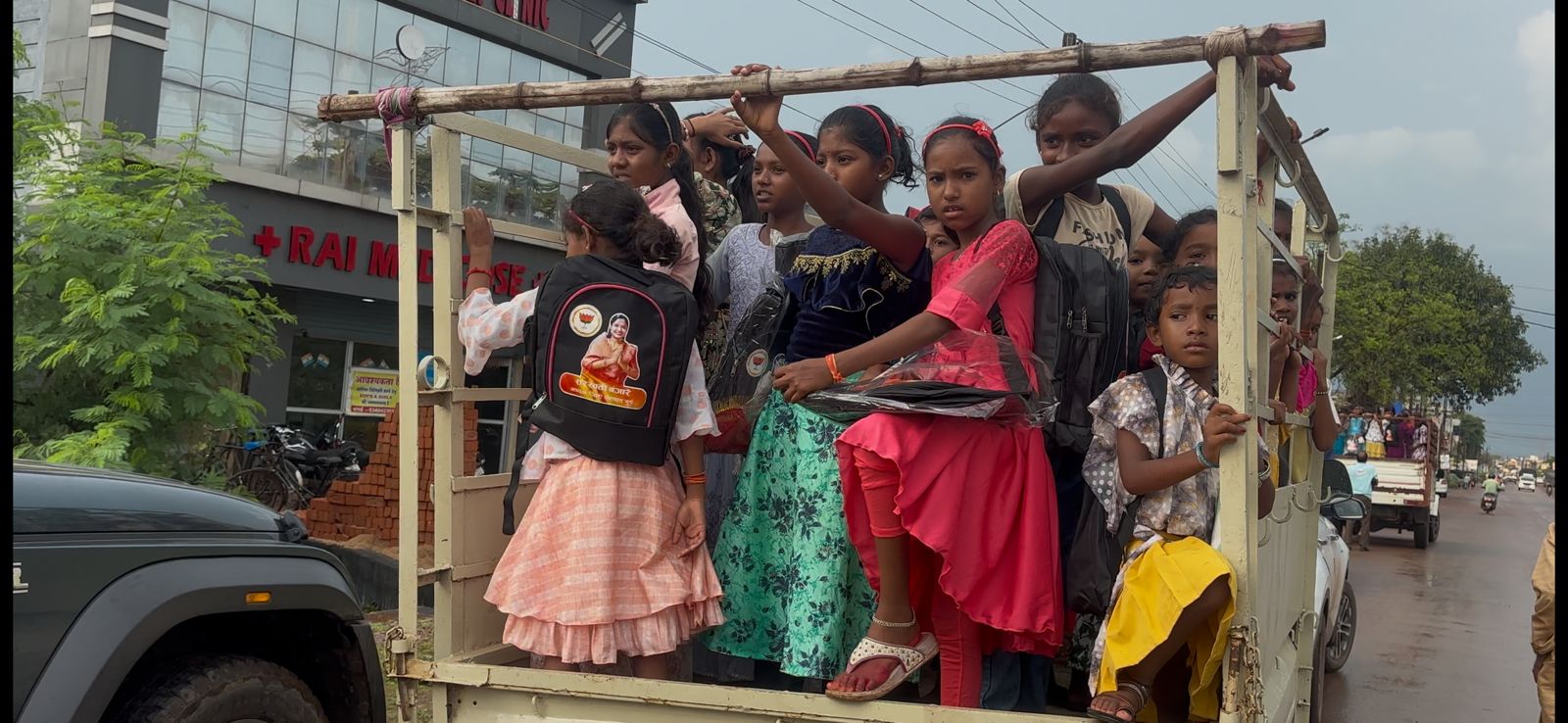 CG News: कन्या भोज में बेटियों को लोडिंग वाहन में ले जाया गया CG News: कन्या भोज में बेटियों को लोडिंग वाहन में ले जाया गया
