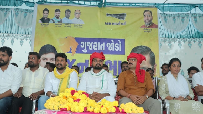 गुजरात में बीजेपी छोड़ आम आदमी पार्टी में शामिल हुए बड़ी तादाद में नेता और कार्यकर्ता गुजरात में बीजेपी छोड़ आम आदमी पार्टी में शामिल हुए बड़ी तादाद में नेता और कार्यकर्ता