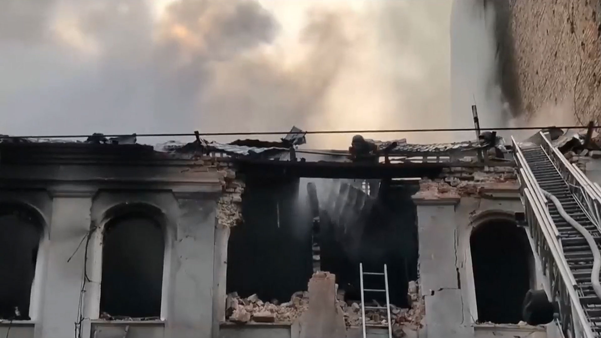 Russia Strikes Kyiv After Putin-Trump Meet Delayed